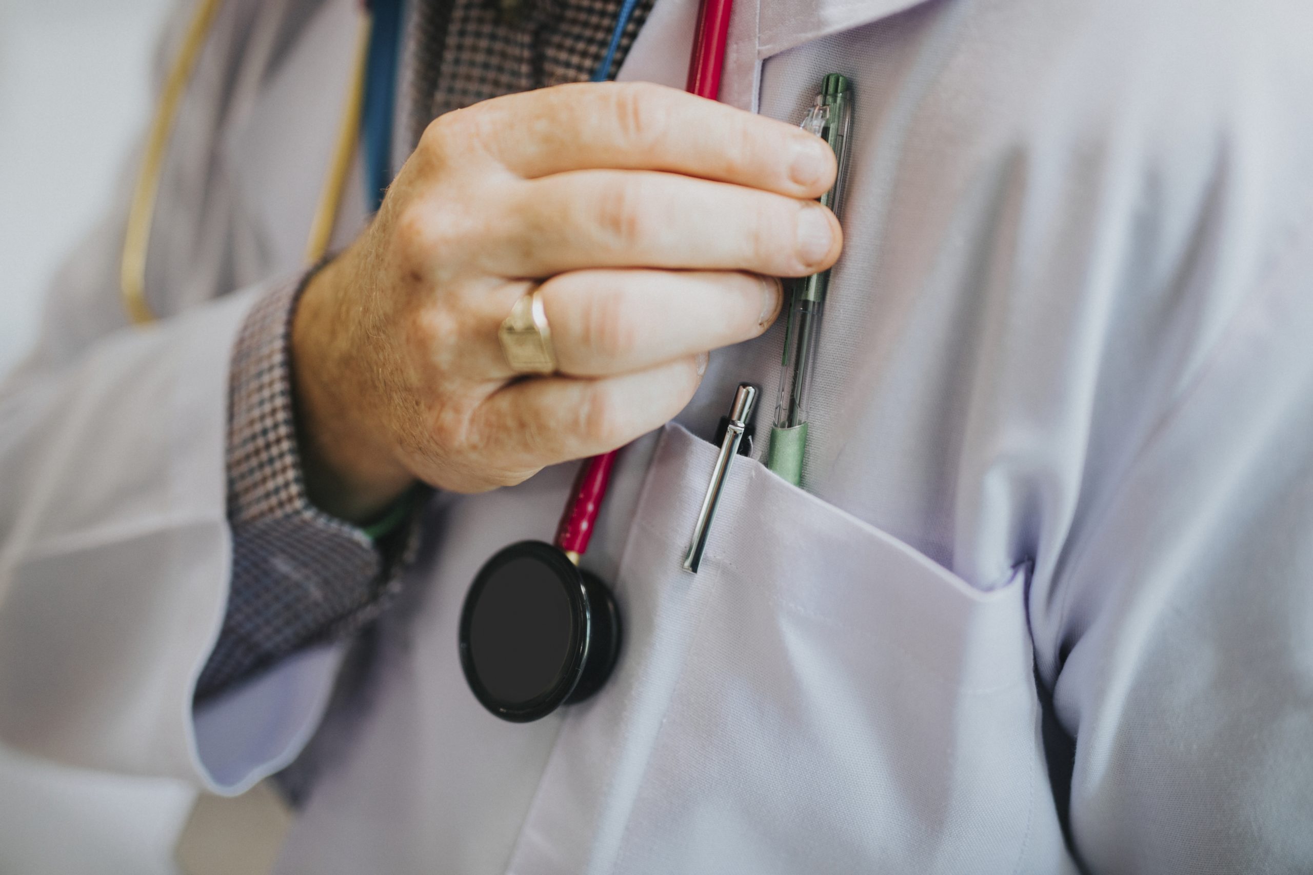 In this post we discuss internal medicine vs family medicine career paths, three ways the specialties differ, and how to choose between the two.